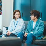 『こんばんは、朝山家です。』賢太（小澤征悦）の映画企画に人気俳優・深山新之助（竹財輝之助）が興味を示しているとの朗報が――第2話あらすじ＆場面写真