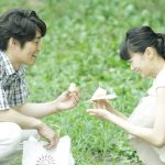 榮倉奈々×安田顕W主演『家に帰ると妻が必ず死んだふりをしています。』フラッグが自由が丘の街をジャック